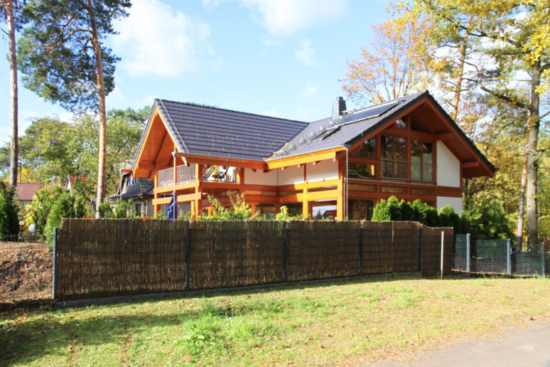 Concentus Modernes Fachwerk Holzskelett Haus Organge Braun