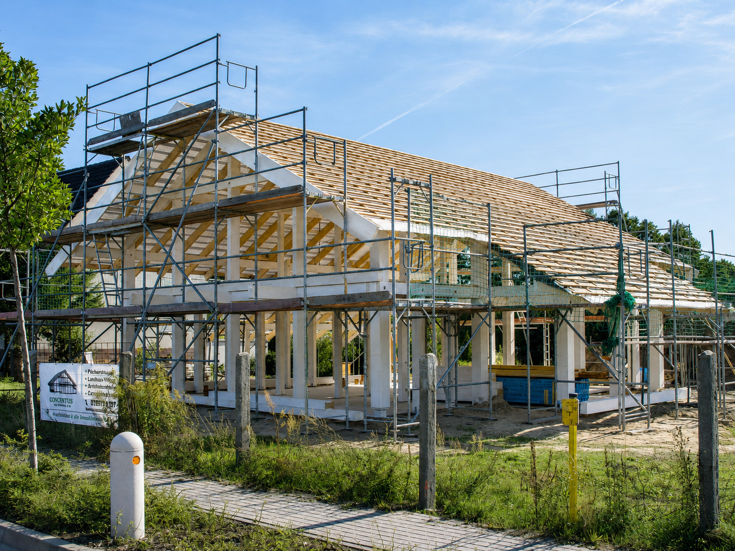 Veredelter Rohbau mit Holzskelett, Gerüst und Dachkonstruktion